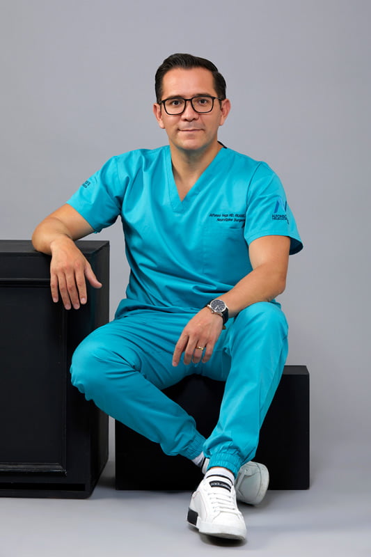 Dr. Alfonso Vega, neurocirujano en CDMX experto en cirugía de columna